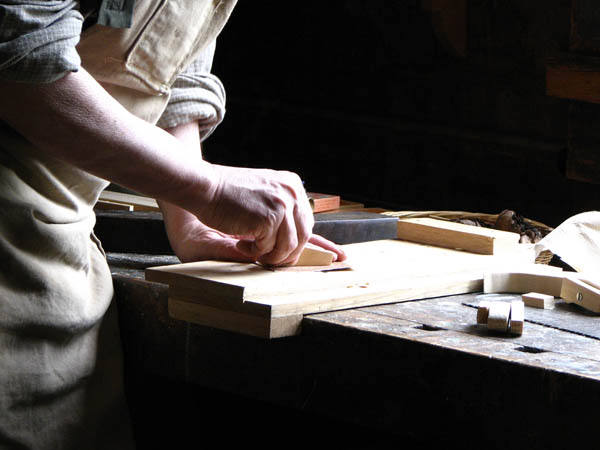 Nacemos de la influencia y formación  heredada en el sector de la <strong>carpintería de madera y ebanistería  en Robledo de Chavela.</strong>